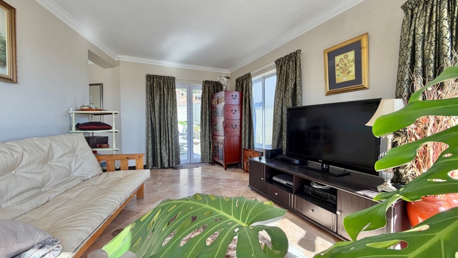 5 Bedroom Property for Sale in Mountainside Western Cape